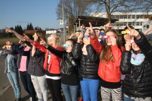 Schülerinnen und Schüler des Schulzentrums Munderkingen bei der Beobachtung der partiellen Sonnenfinsternis am 20. März 2015